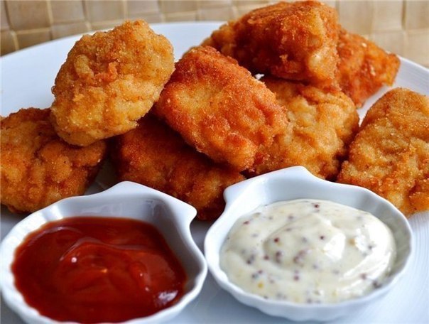 Куриные наггетсы. Ингредиенты на 4 порции: - 2 куриные грудки (или 4 филе) - 2 яйца - 0,5 ст. молока ...