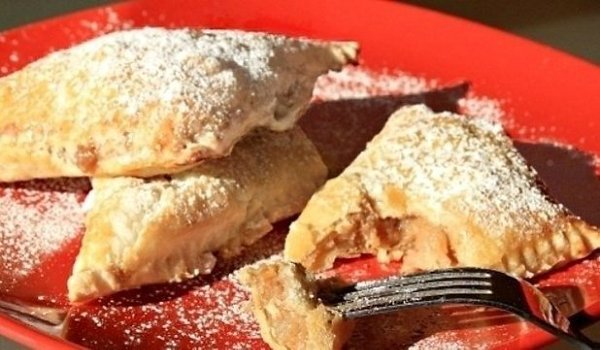 Слоеные пирожки с яблоками. Вам потребуется: 3 шт. слоеного теста 3 яблока 1 стакан грецких орехов ... - 7