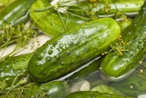 Чудесный рецепт очень вкусных малосольных огурцов.У огурцов обрезать кончики и сделать надрезы крест ...