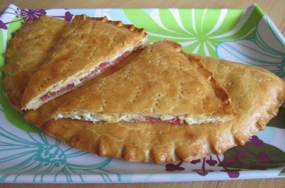 Пирог с творогом, сыром и салями («Кальцоне»). Ингредиенты: ТЕСТО 2 ст. муки (320 г), 60 г ...