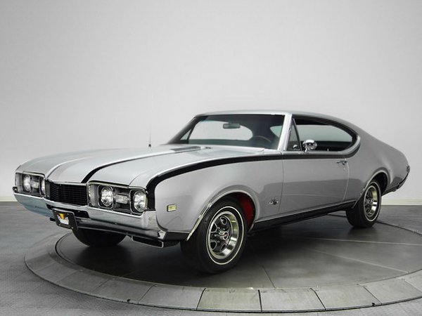 Oldsmobile Hurst/Olds 442 Holiday Coupe (4487), 1968. Всего было выпущено 515 единиц, из них 459 - ...