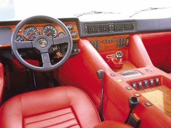 Lamborghini LM002 '1986. Объем: 5167 см Мощность: 450 л.с. Крутящий момент: 500 Нм Привод: полный ... - 4