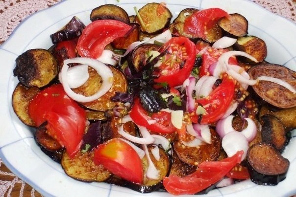 Баклажановая закуска со свежими овощами. Калорийность: 70ккал/100г Белки: 1г/100г Жиры: 5г/100г ...