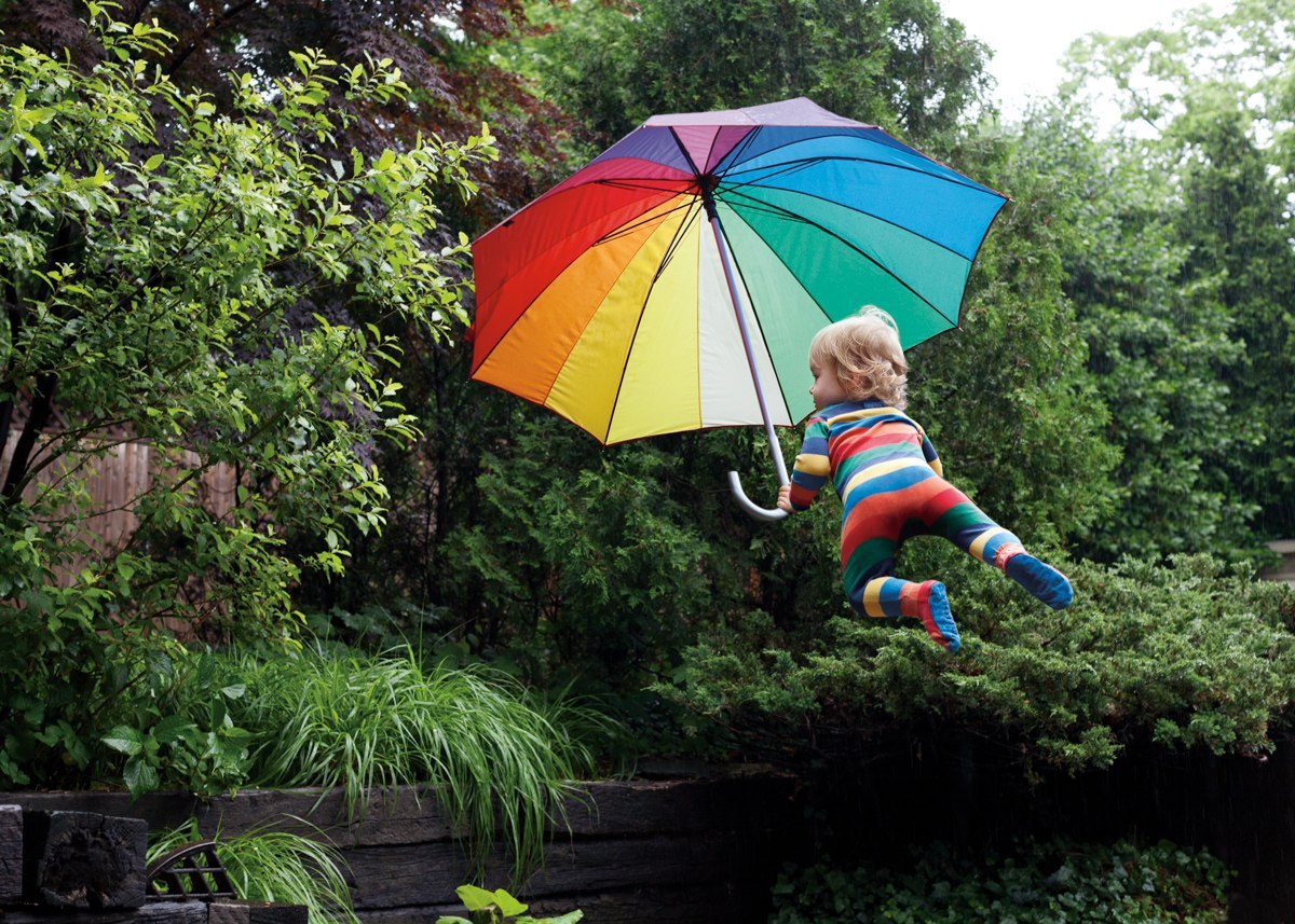 Сколько лет зонтику. Полет на зонтике. Зонтик для детей. Летающий зонтик. Мальчик с зонтом.