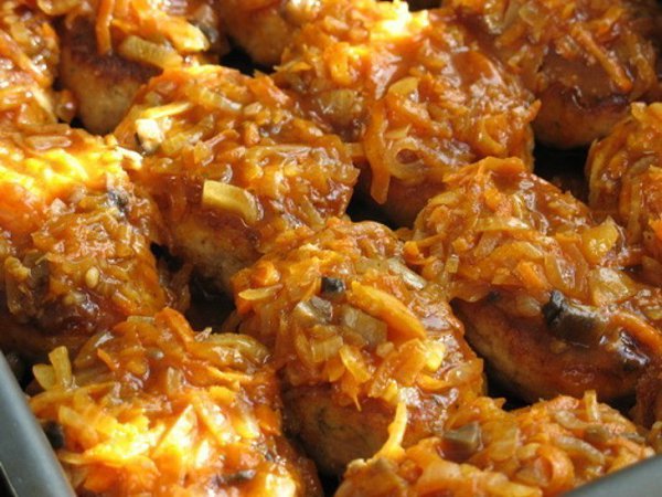 Рыбные котлетки с грибами.Ингредиенты:Для фарша:Кижуч мороженый - 1,5 кгЛук репчатый - 2 шт.Рис - ...