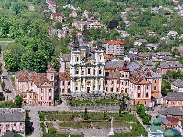 Кременец. Раскинулся он на берегу небольшой речушки Ирва меж Кременецих гор. Название самого города ... - 4