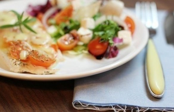 Курица под помидорами и сыром. 150 ккал на 100 гр Ингредиенты: - 2 куриные грудки - помидоры ...