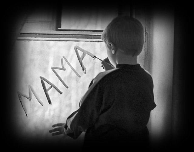 Мама, мамочка, мамуля... Ты не спишь, когда уснули! Пришиваешь мне заплатку- Строчка уж не ляжет ...