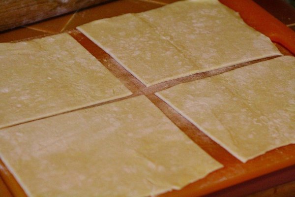 Пирожки с яйцами и ветчиной. Ингредиенты: Тесто слоеное 500 г Масло сливочное 15 г Куриное яйцо 7 ... - 4