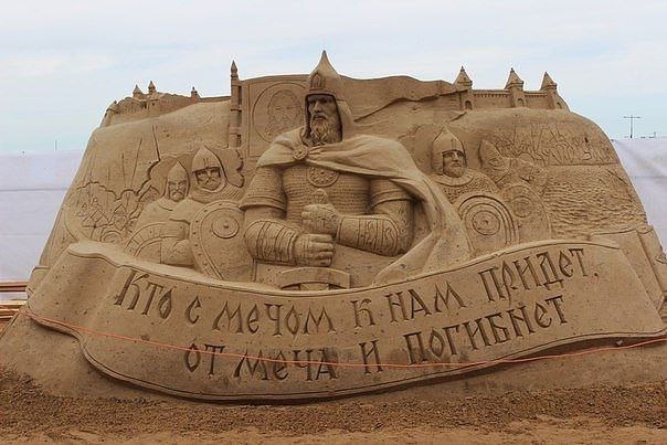 Шикарная фигура из песка.