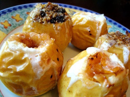 4 рецепта печеных яблок. 1. Печеное яблоко с изюмом и орехами Ингредиенты: Яблоко Изюм Грецкие орехи ...