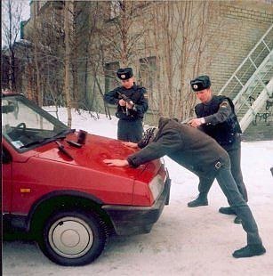 Пока человек в форме протягивает тебе руку, убедись, что в другой он не прячет наручники.