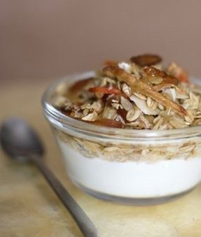 Домашние мюсли. Рецепт мюсли с кунжутом, изюмом, клюквы и кураги. Ингредиенты: 3 чашки овсяных ...