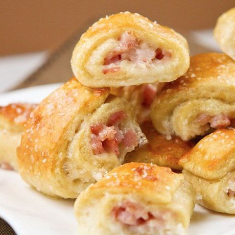 Слоечки с ветчиной и моцареллой.Ингредиенты:быстрорастворимые дрожжи (один пакетик) 8 гветчина ...