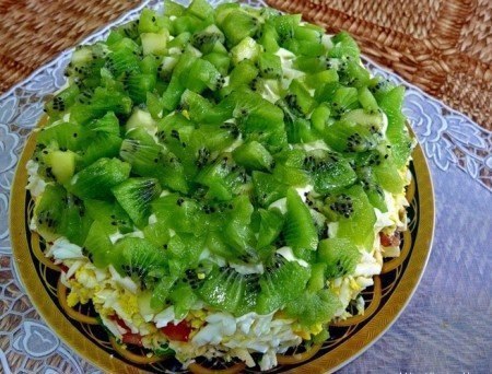 Салат *Изумрудная россыпь*. Ингредиенты: Куриное мясо - 400 г. Лук репчатый - 1 шт. Сыр - 100 г. ...