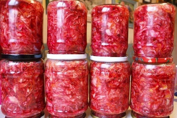 Капуста маринованная. 2 кг капусты-нашинковать 3шт морковки и 3шт свёклы- натереть на крупной тёрке. ...