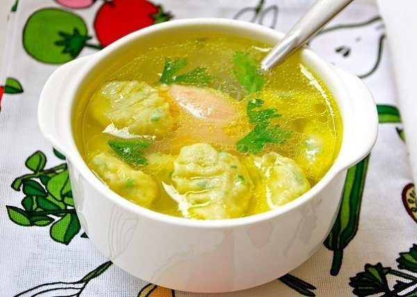 Клецки шпинатные с куриным бульоном. Ингредиенты: клецки: 1 яйцо 2 ст.л. кефира два листика свежего ...