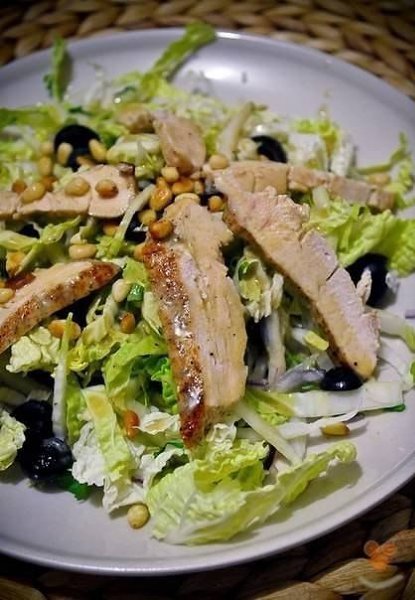 Салат из пекинской капусты с овощами и грудкой (75 ккал).Ингредиенты:1 небольшой кочан пекинской ...