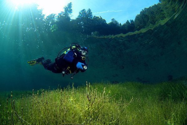 Подписывайтесь на нас: http://fotostrana.ru/public/233467 ;-) Водолаз плавает в кристально чистом ...