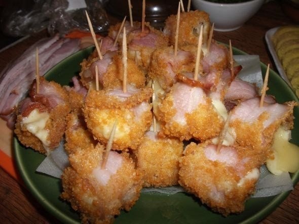 Сырные кубики в панировке - лучшая закуска к пиву! Ингредиенты: сыр, я взяла обычную гауду, грамм ...