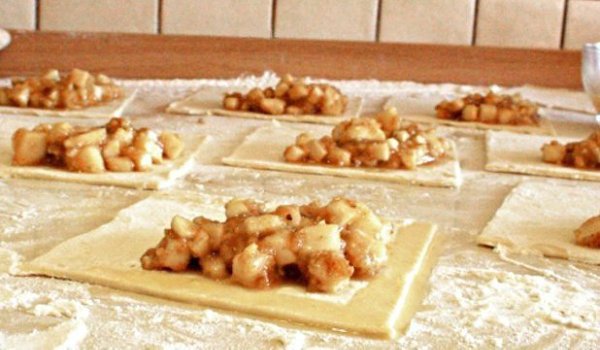 Слоеные пирожки с яблоками. Вам потребуется: 3 шт. слоеного теста 3 яблока 1 стакан грецких орехов ... - 5