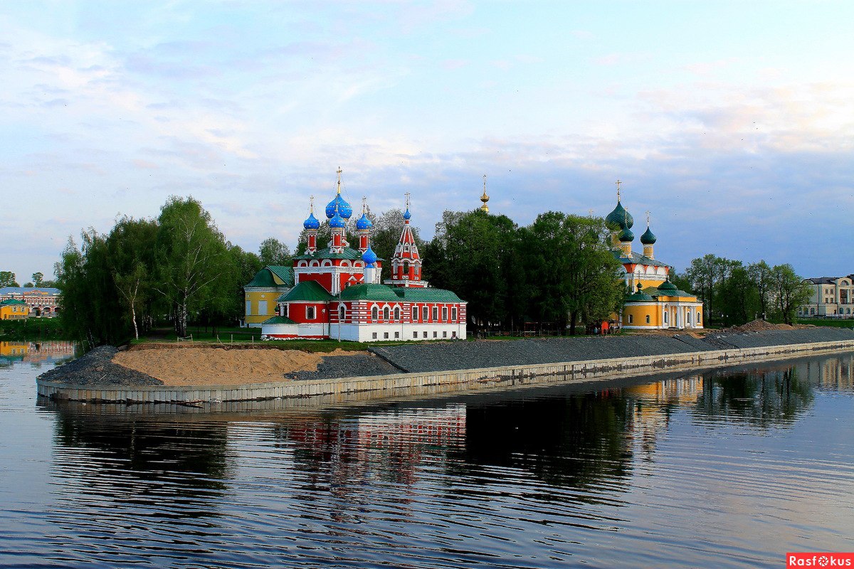 Угличский кремль.Кремль возвышается на мысу, который образовывали впадавшие в Волгу Каменный ручей и ...