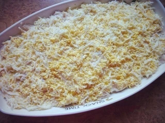 Салат «Нежный». Ингредиенты: 3 яйца; 1 большая луковица; 0,5 -0,6 кг куриного филе; 1 плавленый ...