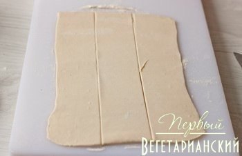Ленивый пирог из слоеного теста с фетой. Ингредиенты на форму 23-26 см: 500 г готового слоеного ... - 3