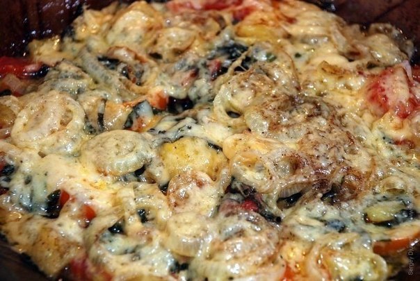 Овощное ассорти, запеченное с сыром.Ингредиенты:- Кабачок- Баклажан- Морковь- Зелень- Чеснок- ...