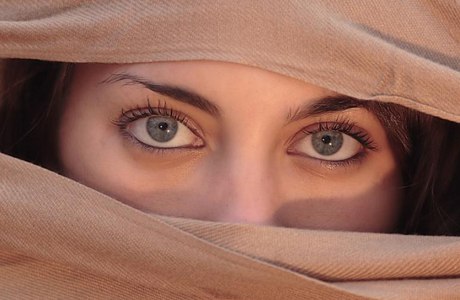 KOGDA NET SLOV I CHELOVEK MOLCHIT, TY ZAGLYANI EMU V GLAZA -TAM SERDCE GOVORIT...