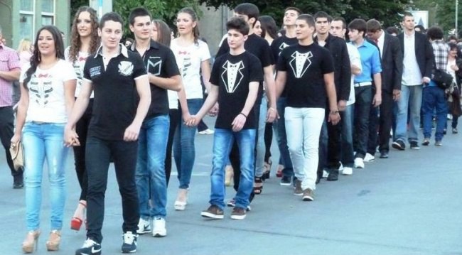 Любителям понтов адресую: Выпускники гимназии сербского города Пирот решили отказаться от дорогих ...