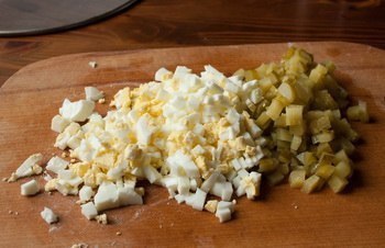 Зразы с солёными огурцами.Ингредиенты:600 г фарша 1 яйцо 150 г белого батона без корки 100 мл молока ... - 4