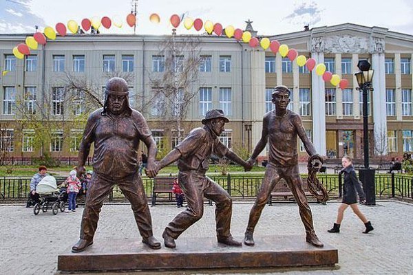Трус, Балбес и Бывалый — незабываемые герои фильмов Леонида Гайдая были увековечены на площади Труда ...