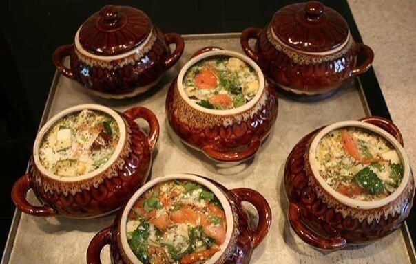 17 потрясающих рецептов блюд в горшочках. 1.Жаркое из курицы по-русски Ингредиенты: Курица весом ...