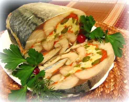 Рулет из скумбрии.Три скумбрии, разморозила, помыла,почистила, отрезала голову и хвост, выпотрошила ...