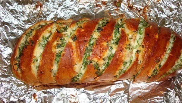 Запеченный батон с сыром и чесноком.Ингредиенты-Вчерашний батон - 1 шт.-Сыр - 100 г.-Масло сливочное ...