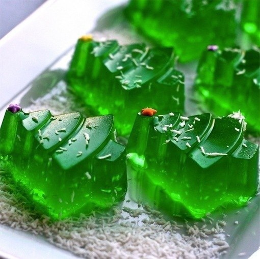 Новогодние рецепты - Алкогольное желе на Новый год «Jello Shots».Ингредиенты:Желе зеленого цвета ...