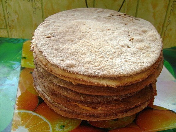 "Медовик" с пчелами.Ингредиенты:для коржей:2 ст. муки2 яйца200 гр. сахара80 гр. мягкого ... - 2