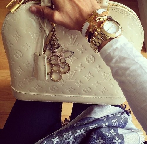 — Тебе денег хватает? — Да. Но я хочу ещё! — Зачем? — Чтобы ещё на что-нибудь хватило :)