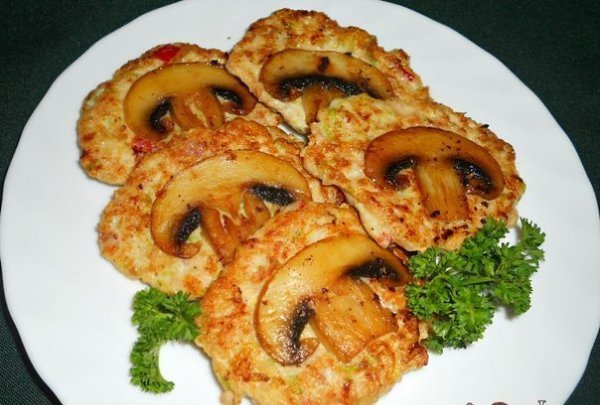 Котлеты куриные с овощами и шампиньонами.Ингредиенты:- Фарш куриный - 300 г;- Лук репчатый ...