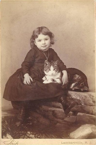 Фотографировалась с котиком до того, как это стало мейнстримом.