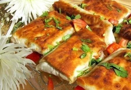 Курочка в конвертике - ОБАЛДЕННО ВКУСНО!!! Ингредиенты: - 1 пачка слоеного теста (две пластинки) - ...