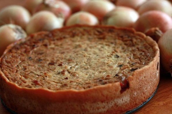 Немецкий луковый пирог (Zwiebelkuchen).Ингредиенты (пирог 22 см в диаметре):Лук (репчатый) — 4–5 ...