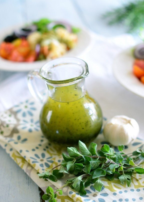 Уксус 2 столовые ложки. Соус Vinaigrette. Соусы на растительном масле. Салат с оливковым маслом. Итальянский соус для салата.