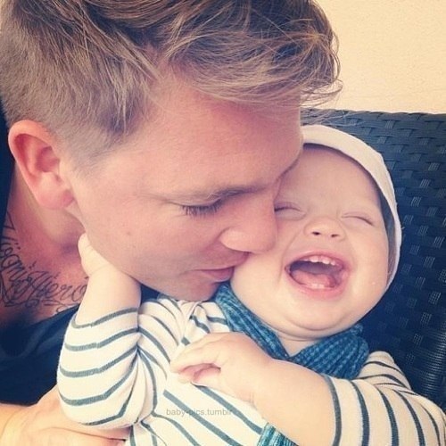 Слышен топот за стеной, Дверью скрипнул кто-то. Папатут пришёл домой Поживиться плотно! Чует с кухни ...