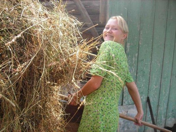 Русская баба сильна и могуча!! Вмиг улетает навозная куча, каши наварит,бардак уберет....а если ...