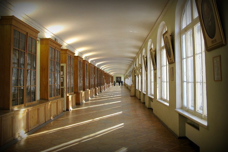 Москва художественный институт длинный коридор. Москва художественный институт длинный коридор. Коридор спбгу. Коридор университета. Коридор учебного заведения.