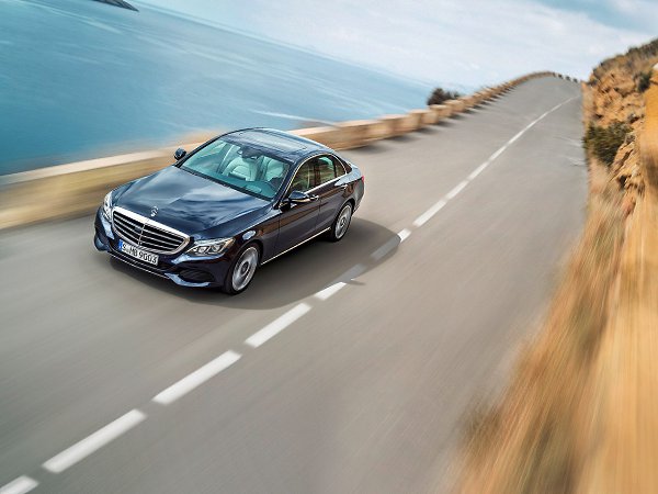 Публичный дебют нового поколения седана Mercedes C-класса состоится только через месяц на мотор-шоу ... - 2