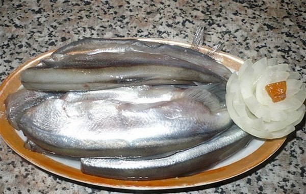 Вкуснейшая мойва пряного посола! мойва - 1 килограмм лавровый лист - 5 штук гвоздика - 10 штук соль ...