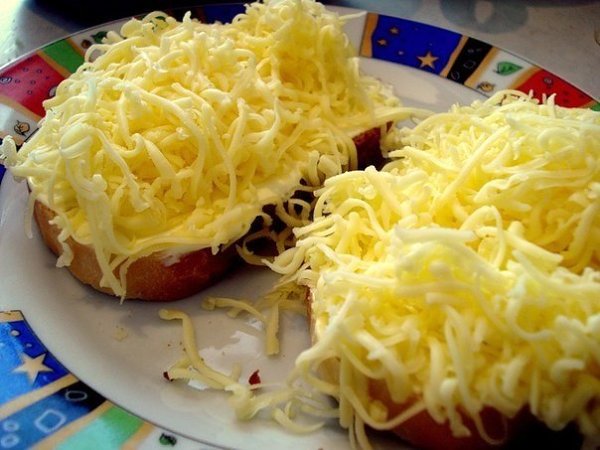 РЕЦЕПТ ПРИГОТОВЛЕНИЯ СЫРНОЙ ЗАКУСКИ: Готовить совершенно просто. Сыр немного подмораживаете и трете ...